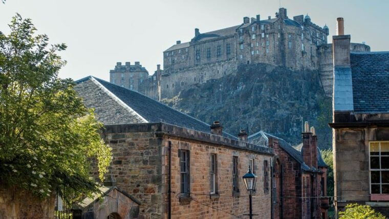 edinburgh-royal-mile-walking-tour-exploration-game