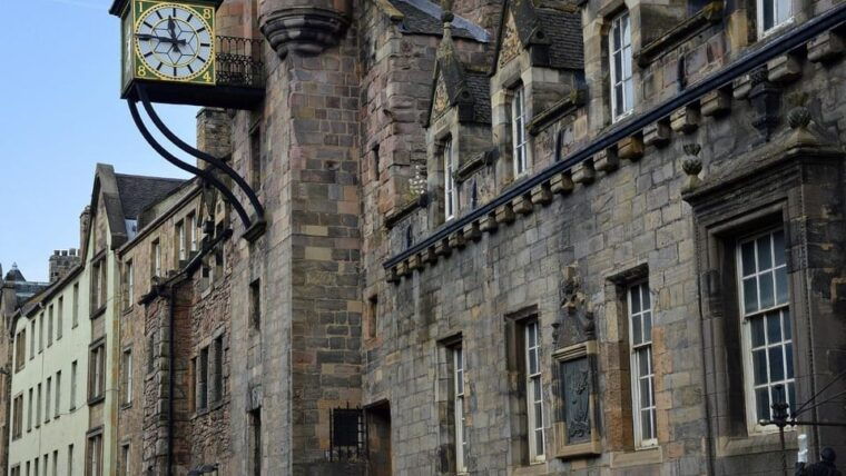 edinburgh-royal-mile-walking-tour-exploration-game