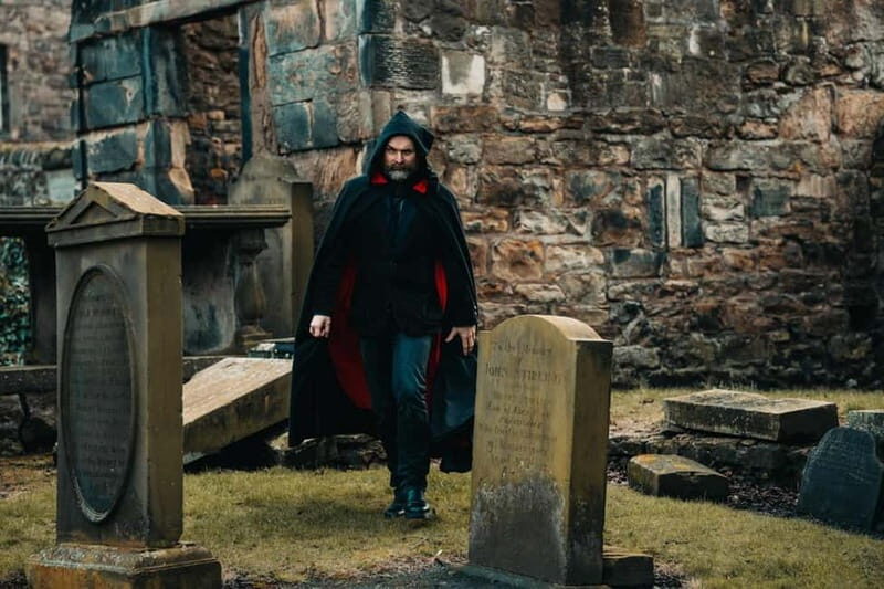 Edinburgh: Underground Vaults and Graveyard Evening Tour - The Guide Experience and Atmosphere