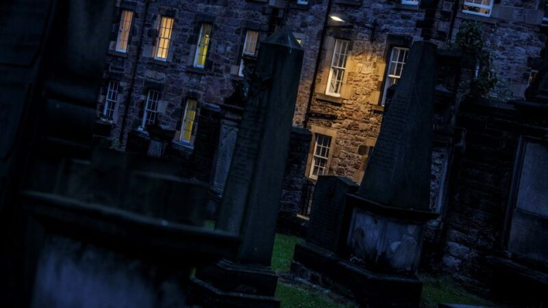 edinburgh-underground-vaults-and-graveyard-evening-tour