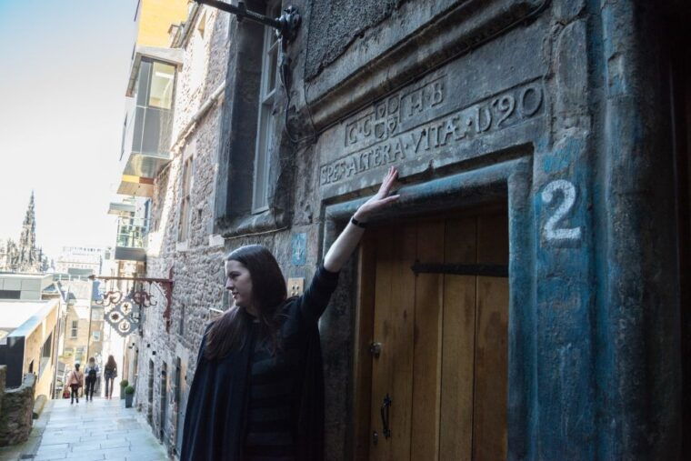 edinburgh-underground-vaults-evening-ghost-tour-with-whisky