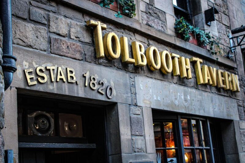 edinburgh-whisky-flight-in-one-of-the-oldest-pubs