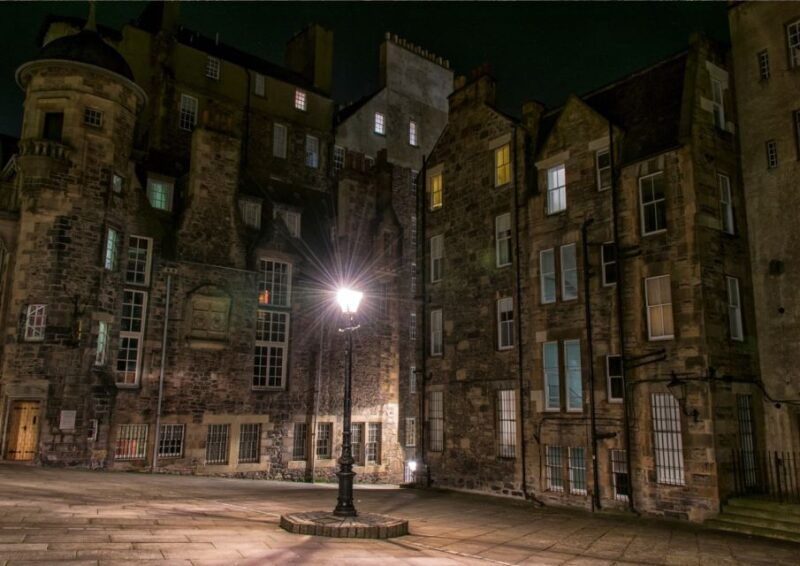 edinburgh-witches-old-town-walking-tour-underground-vault-2