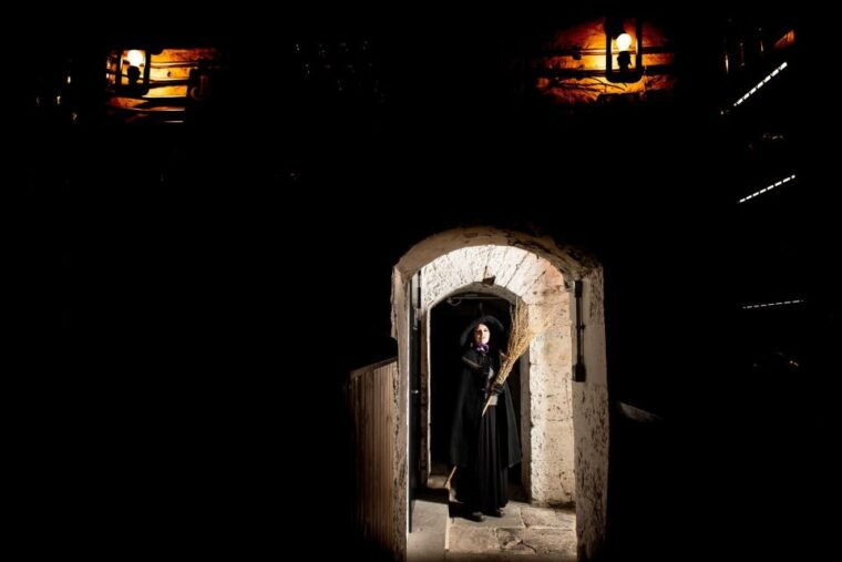 edinburgh-witches-old-town-walking-tour-underground-vault-2