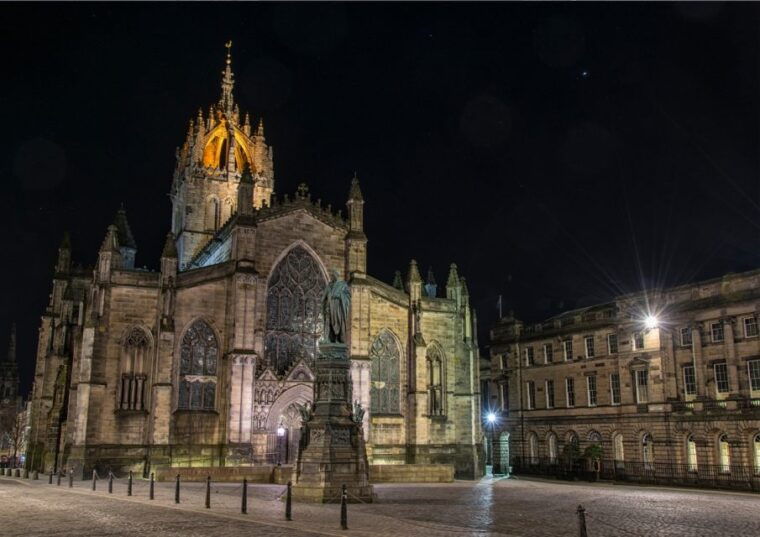 edinburgh-witches-old-town-walking-tour-underground-vault-2