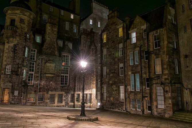 edinburgh-witches-old-town-walking-tour-underground-vault