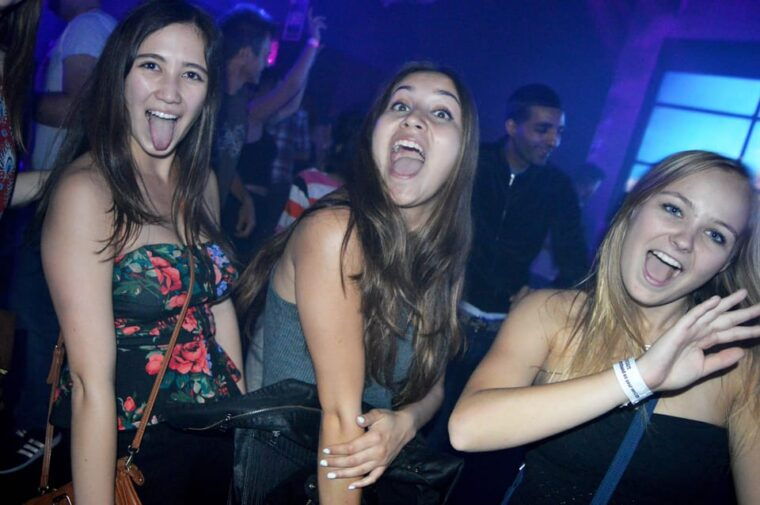 edinburghs-best-bar-crawl-free-shots-discounts-photos