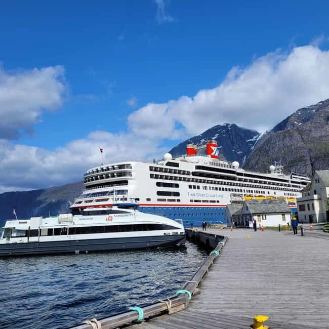 Eidfjord: Vøringsfossen Waterfall Roundtrip Transfer 2B - Exploring the Vøringsfossen Waterfalls with the Eidfjord Shuttle Bus