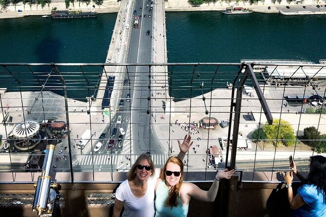 eiffel-tower-guided-tour-by-the-stairs-up-to-second-floor