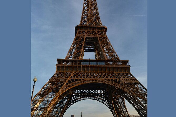 eiffel-tower-guided-tour-by-the-stairs-up-to-second-floor