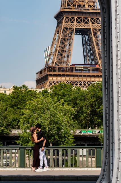 eiffel-tower-photos-capture-iconic-memories-in-paris