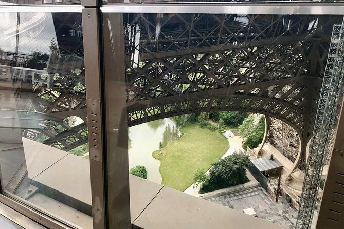 eiffel-tower-summit-semi-private-guided-tour