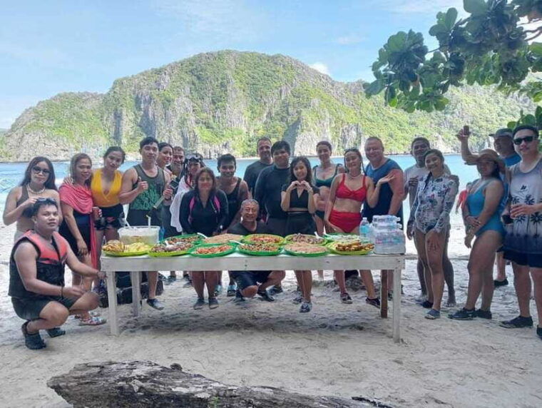 el-nido-tour-c-with-matinloc-shrine-and-white-sand-beaches