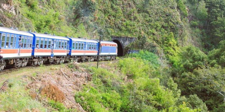 ellabambarakanda-falls-lanka-falls-natural-pool-bath