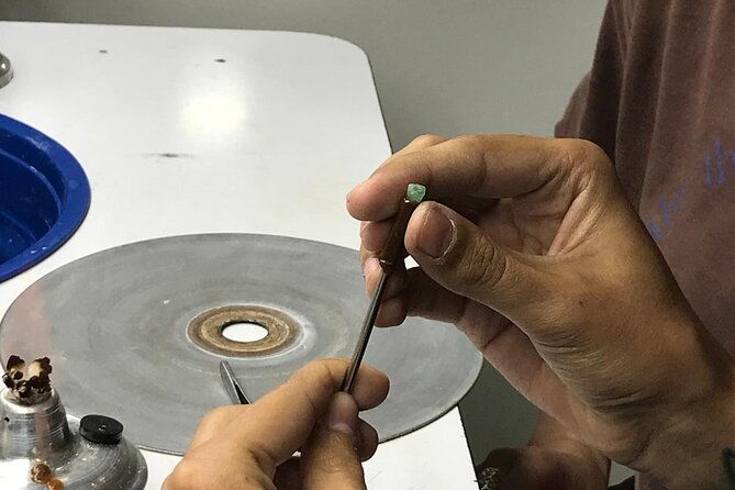 emerald-carving-workshop-in-bogota-colombia