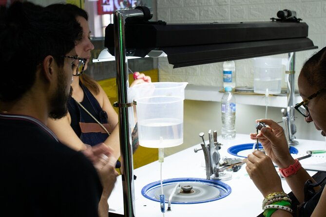 emerald-carving-workshop-in-bogota-colombia