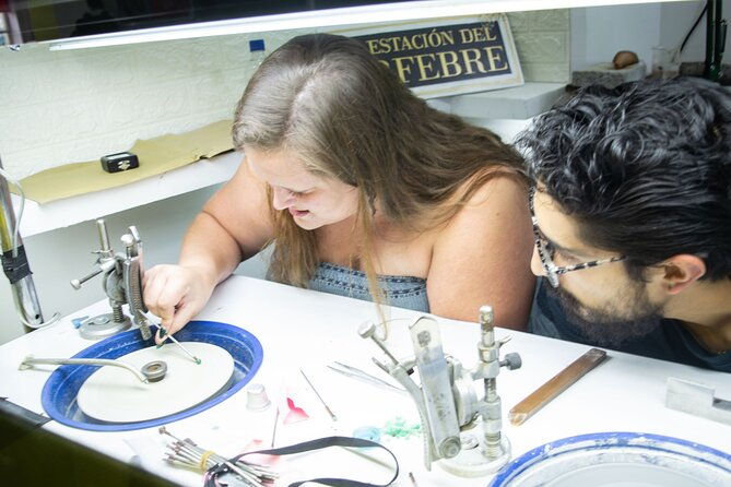 emerald-carving-workshop-in-bogota-colombia