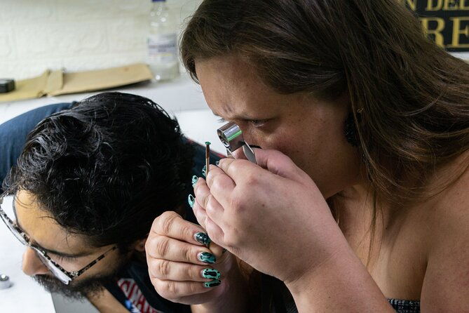 emerald-carving-workshop-in-bogota-colombia