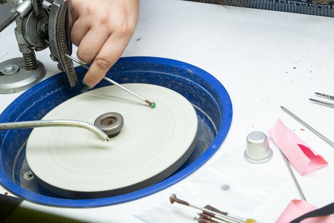 emerald-carving-workshop-in-bogota-colombia