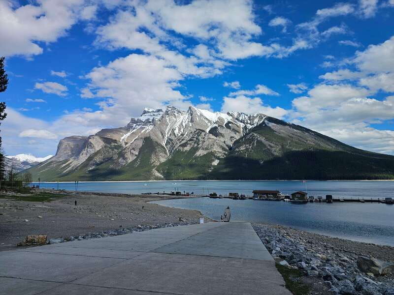 emerald-lake-lake-louise-johnston-canyon-banff-tour-suv