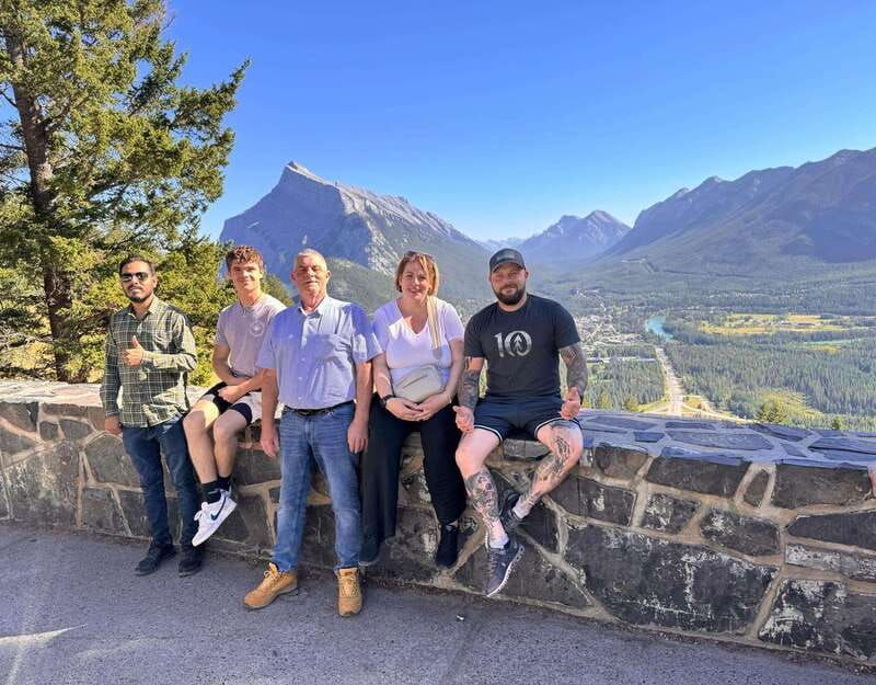 emerald-lake-lake-louise-johnston-canyon-banff-tour-suv