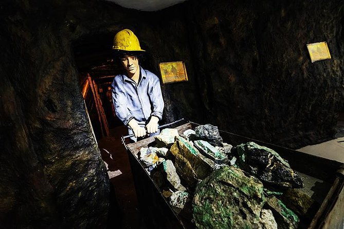 emerald-museum-and-factory-tour