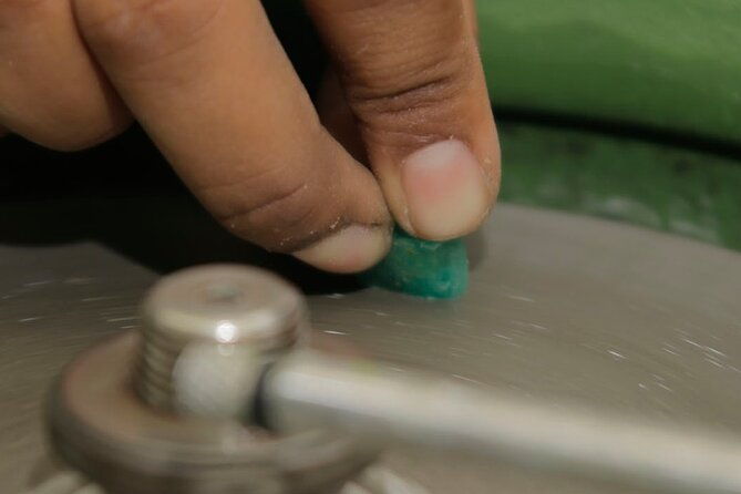 emeralds-polishing-workshop-and-museum-tour