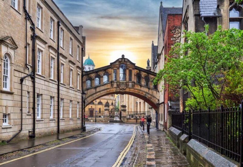Enchanted Oxford: A Christmas Private Walking Tour - Key Points