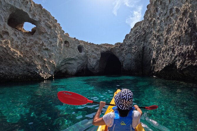 enchanting-semi-private-kayaking-tours-in-milos-2
