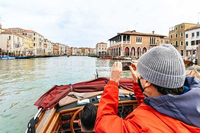 enchanting-venice-city-walk-majestic-gondola-ride
