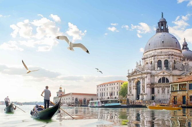 enchanting-venice-city-walk-majestic-gondola-ride