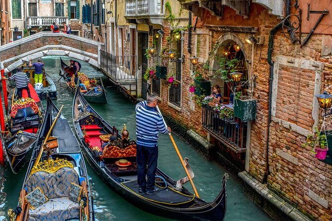 enchanting-venice-city-walk-majestic-gondola-ride
