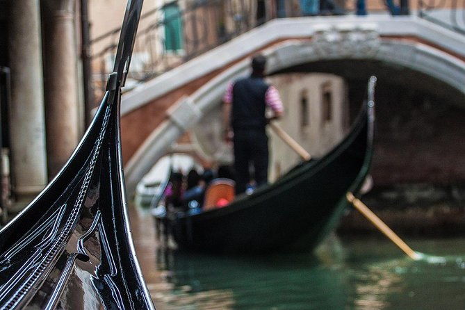 enchanting-venice-private-gondola-experience-2
