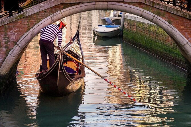 enchanting-venice-private-gondola-experience