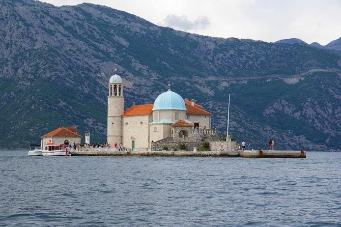 enjoy-private-transfers-by-car-or-van-from-tivat-airport-to-kotor-or-budva