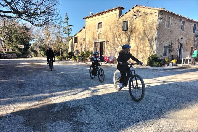 enobike-tour-to-lake-corbara-and-titignano-castle