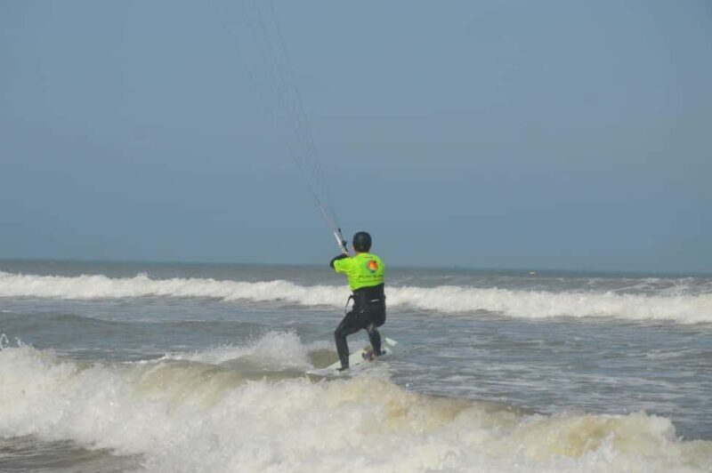 Essaouira: Kitesurf Lesson with changing rooms & Hot showers - Key Points  