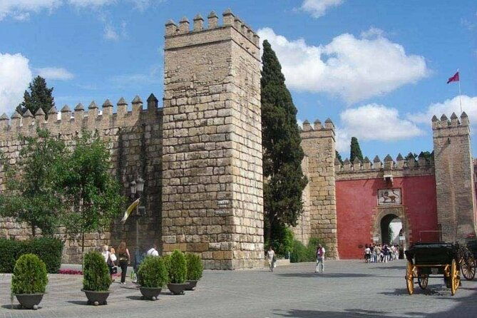 essential-monumental-guided-tour-in-seville