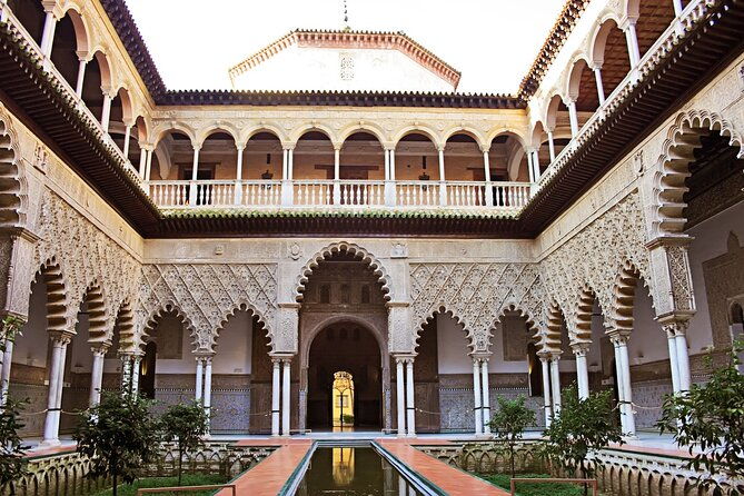 essential-monumental-guided-tour-in-seville