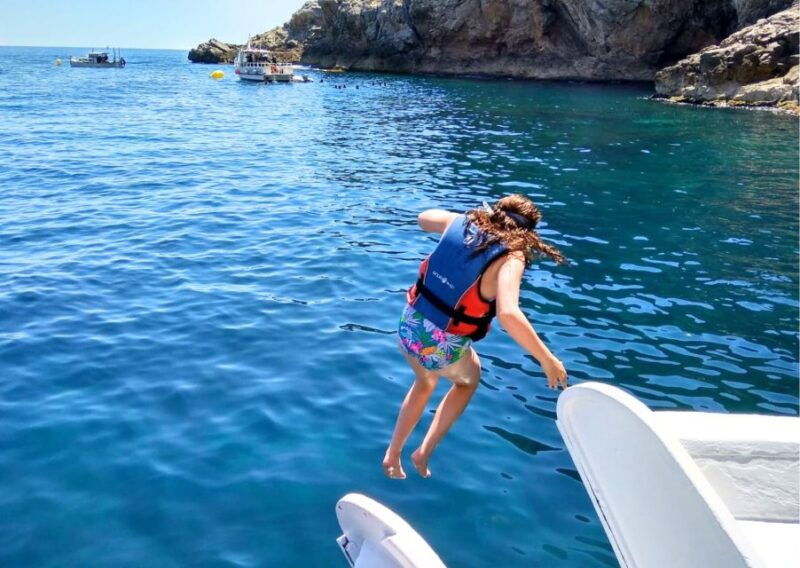 estartitboat-trip-around-medes-island-and-swim-in-the-coast