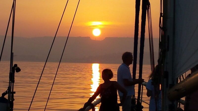 estepona-sunset-sailboat-cruise-with-drink