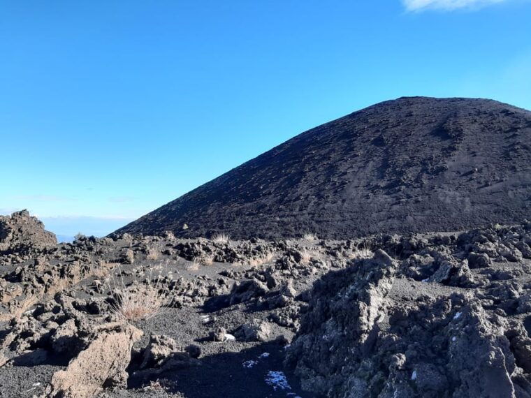 etna-off-road-hiking-and-trekking-for-all-free-shoes-and-jacket