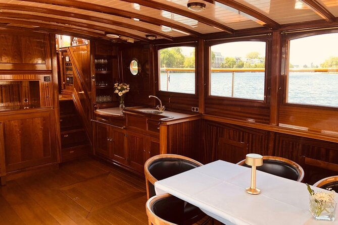 evening-aperitif-tour-aboard-the-motor-yacht-fitzgerald