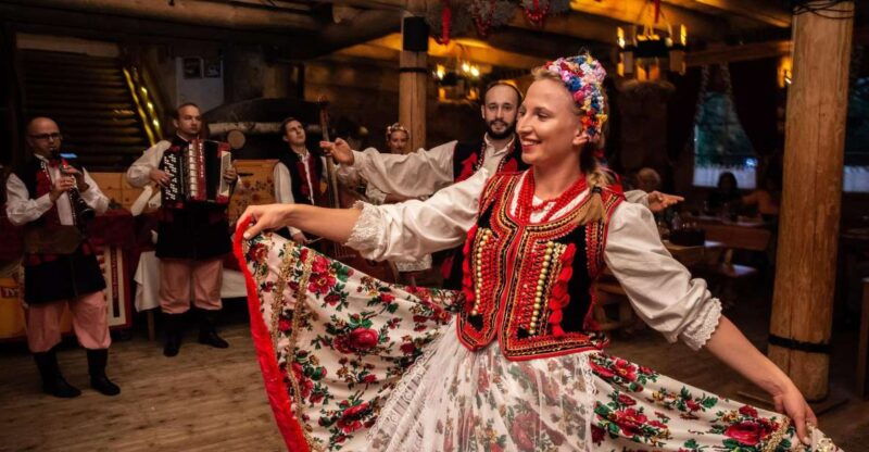 evening-folk-show-singing-dancing-and-delicious-food-2