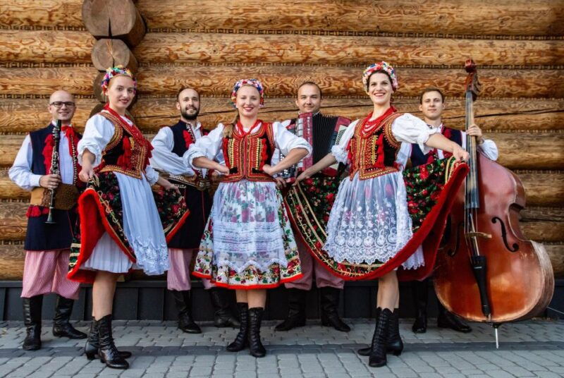 evening-folk-show-singing-dancing-and-delicious-food-2