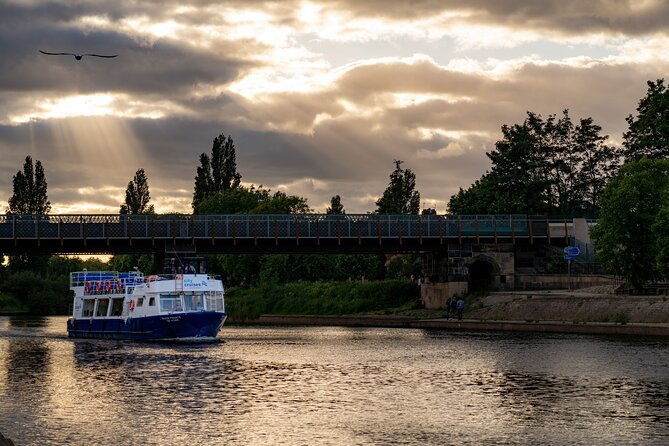 evening-happy-hour-boat-cruise-for-all-ages-in-york