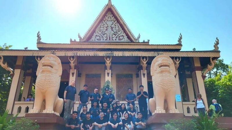 evening-walking-of-phnom-penh-city-with-lina