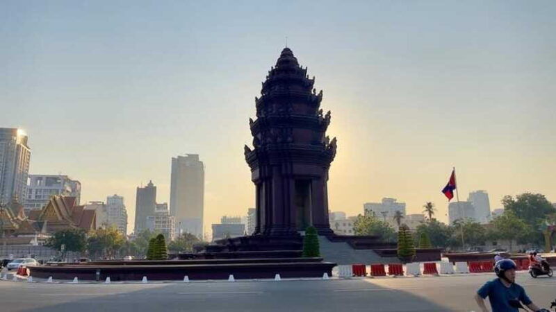 evening-walking-of-phnom-penh-city-with-lina