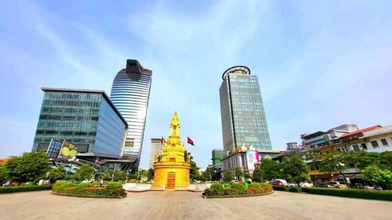 evening-walking-of-phnom-penh-city-with-lina