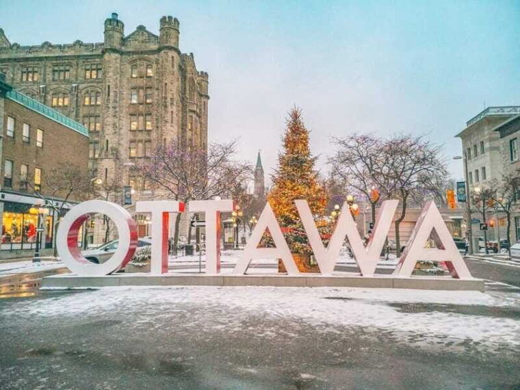 exceptional-walking-christmas-tour-in-magical-ottawa